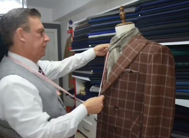 Hakan Kılınç, manken üzerinde ölçü alırken