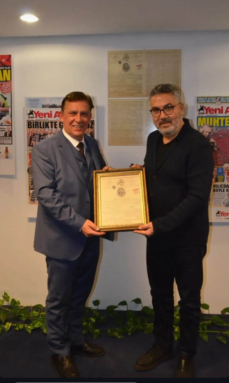 Gazete ziyaretinde belge takdimi