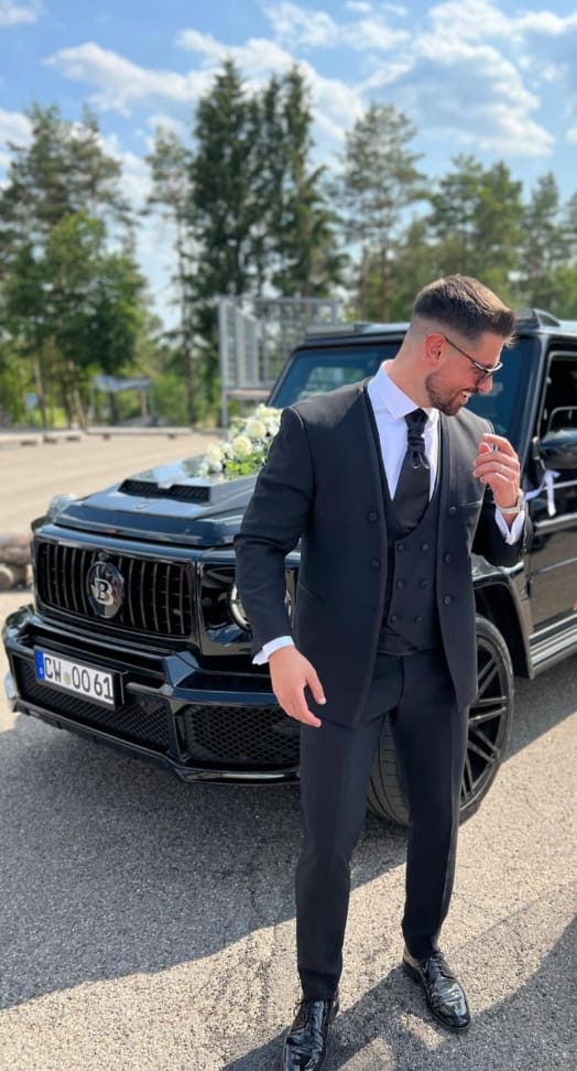 Siyah üç parça damat takımı, dış çekim