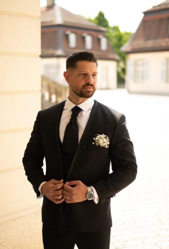 Özel dikim siyah üç parça damat takımı