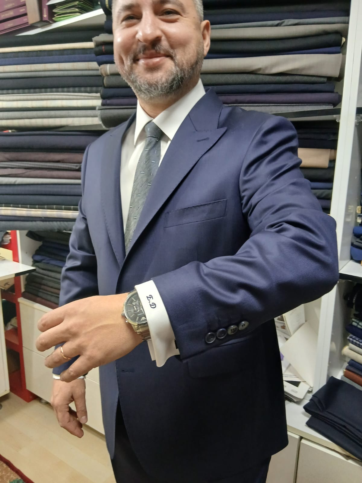 Manşette isim nakışı, lacivert takım