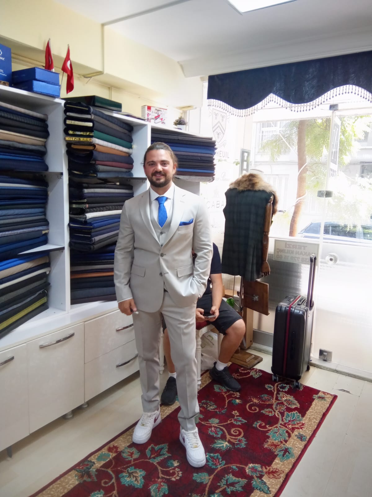 Bej üç parça takım, atölyede