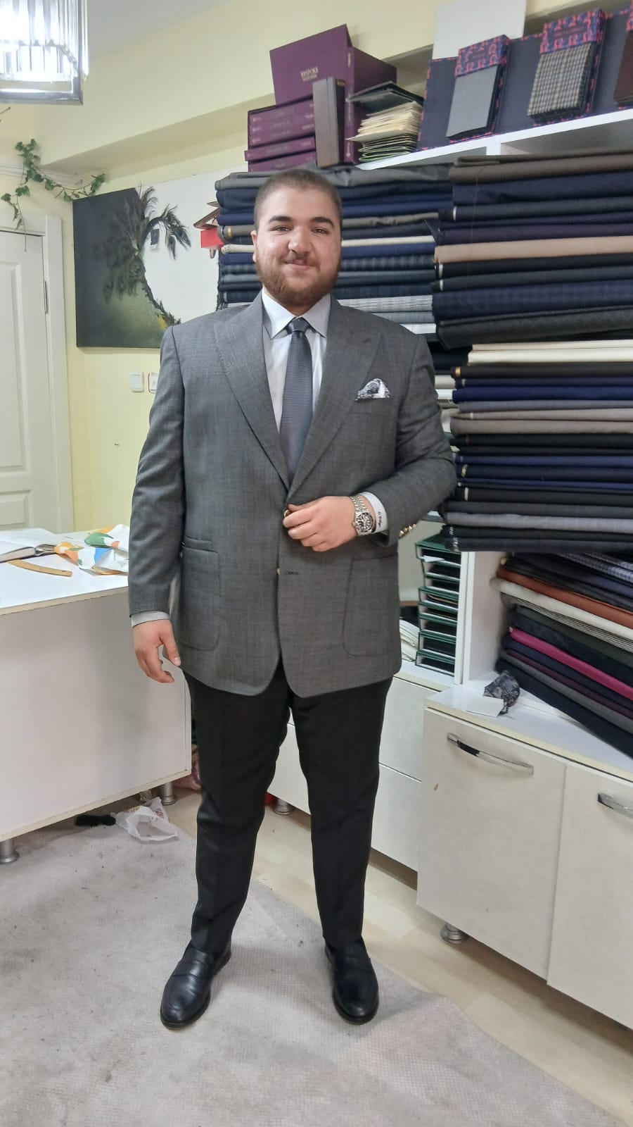 Gri ceket ve koyu pantolon